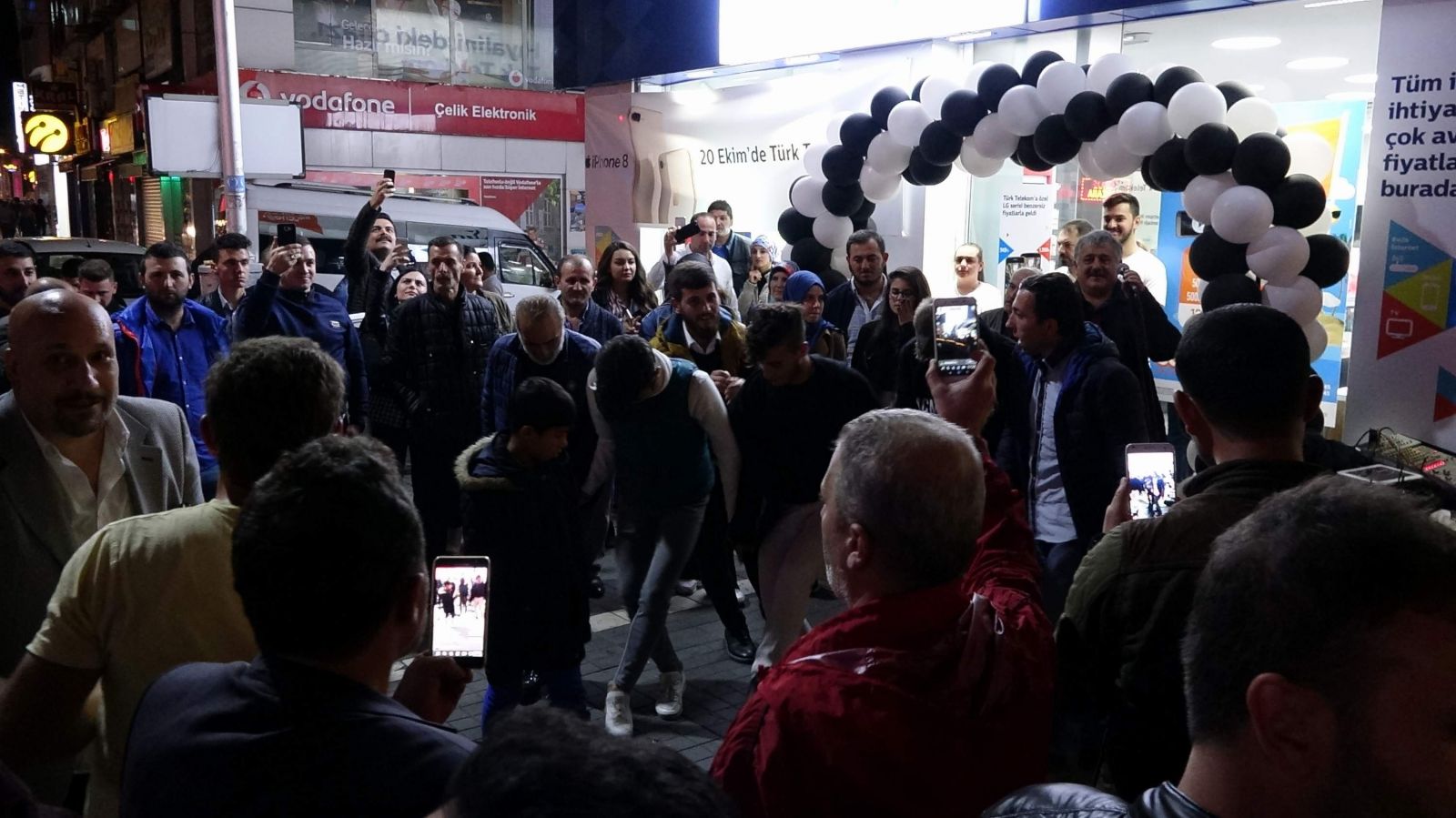 iPhone 8 İstanbul'da satışa çıktı! (iPhone 8 kaç lira, iPhone 8 Türkiye fiyatı)