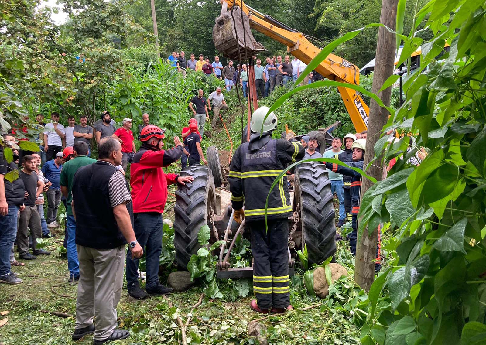 Babanın feci sonu! 13 yaşındaki oğluyla birlikte traktörün altında kaldı