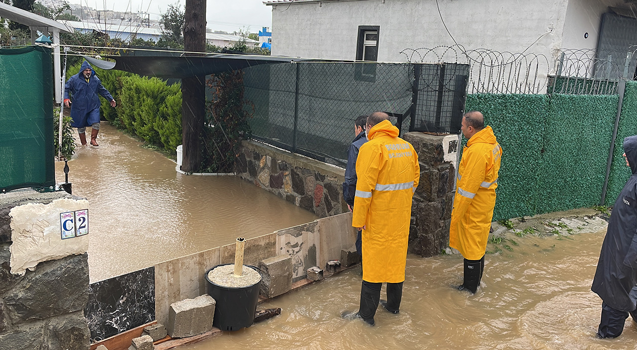 Bodrum'da kabus devam ediyor! Yol ve iş yerleri sular altında