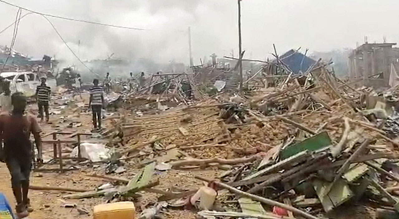 Gana'da devasa patlamanın bilançosu: 17 ölü, 59 yaralı Gana'da devasa patlamanın bilançosu: 17 ölü, 59 yaralı
