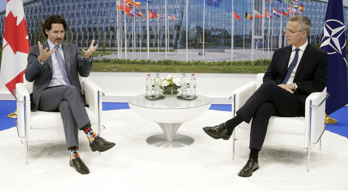 Trudeau'nun renkli çorapları NATO Zirvesi'ne damga vurdu