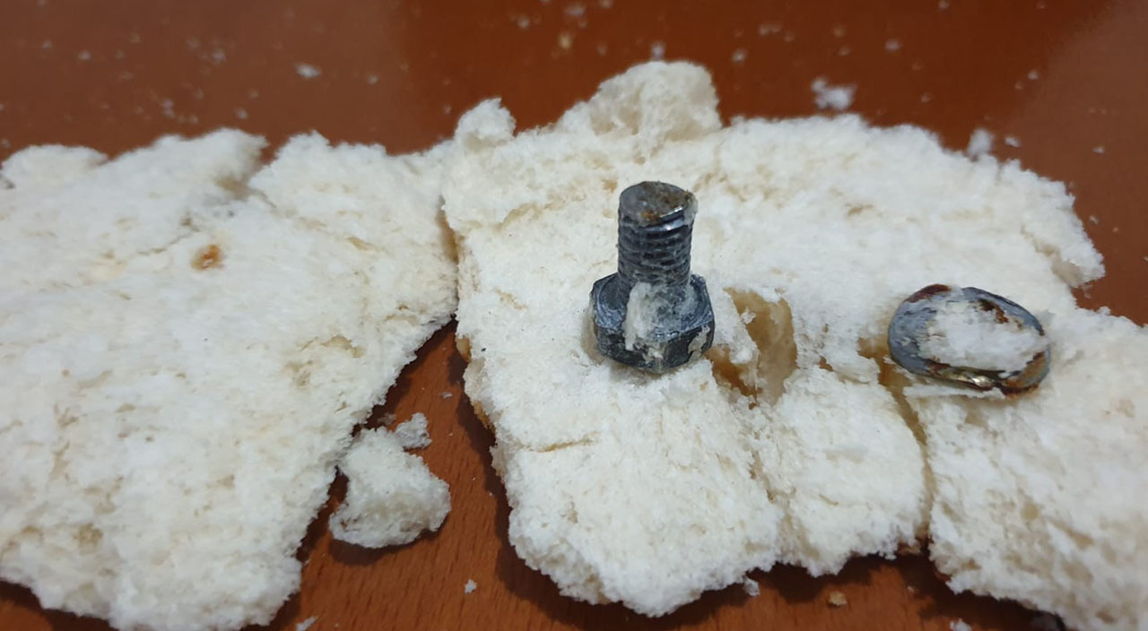 Yemeğe hazırlandığı ekmekten çıkanlar şoke etti