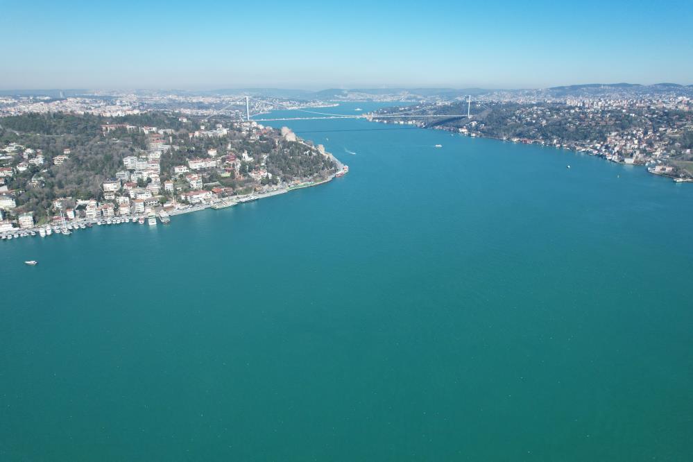 Vatandaşlar turkuaz renge bürünen boğazın keyfini çıkardı