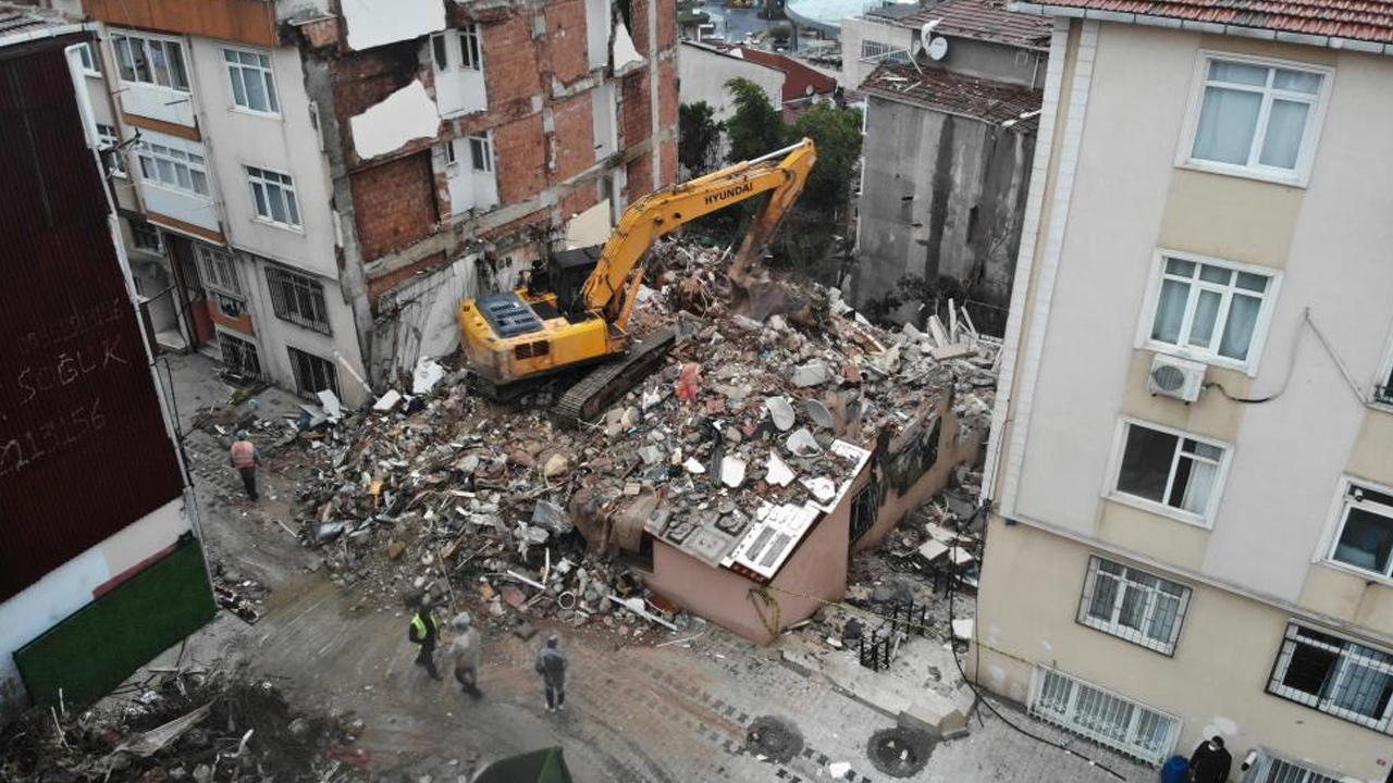 Üsküdar’da patlama yaşanan bina iş makinalarıyla yıkıldı