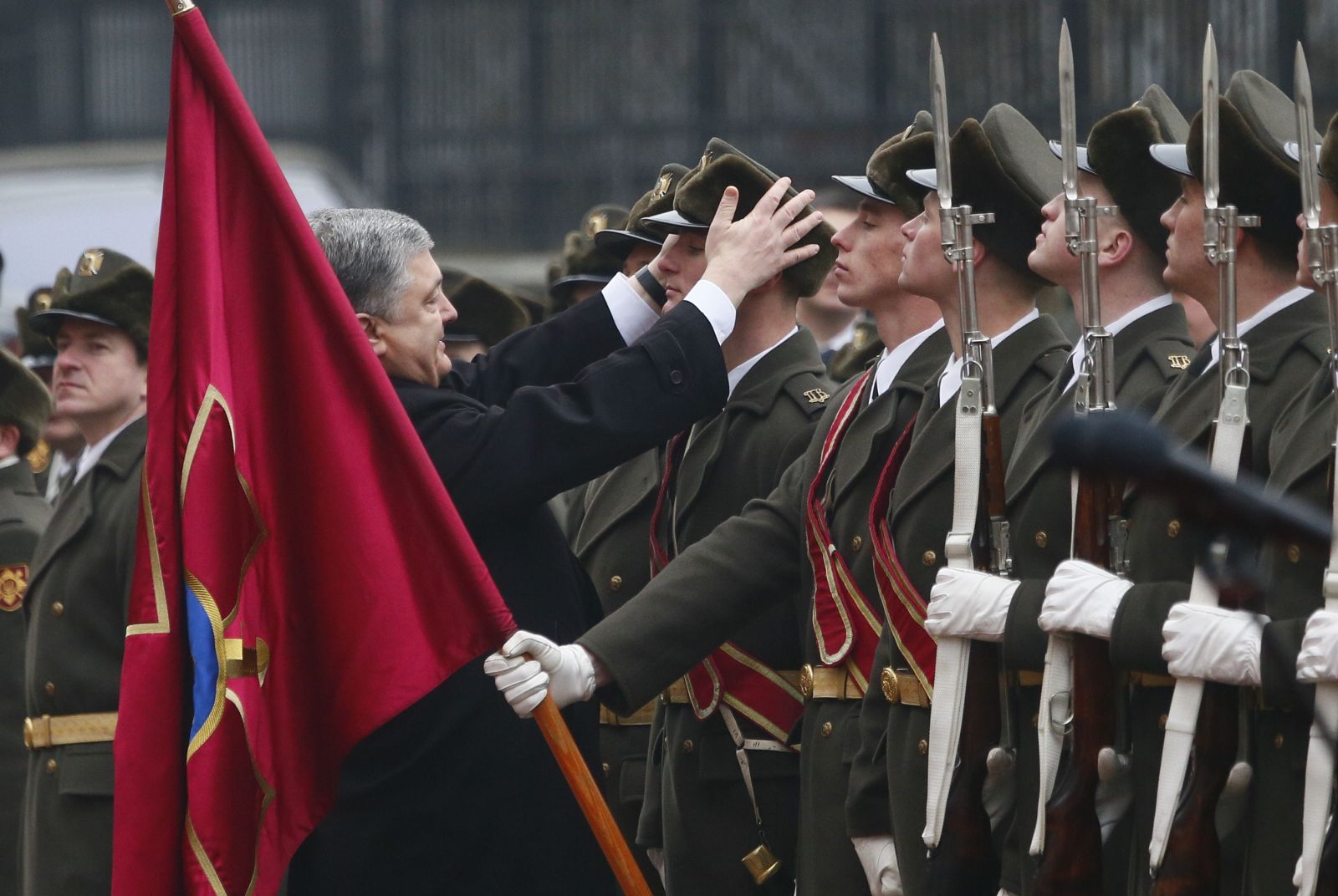 Kiev'de ilginç anlar! Poroşenko yere düşen şapkayı böyle kaldırdı