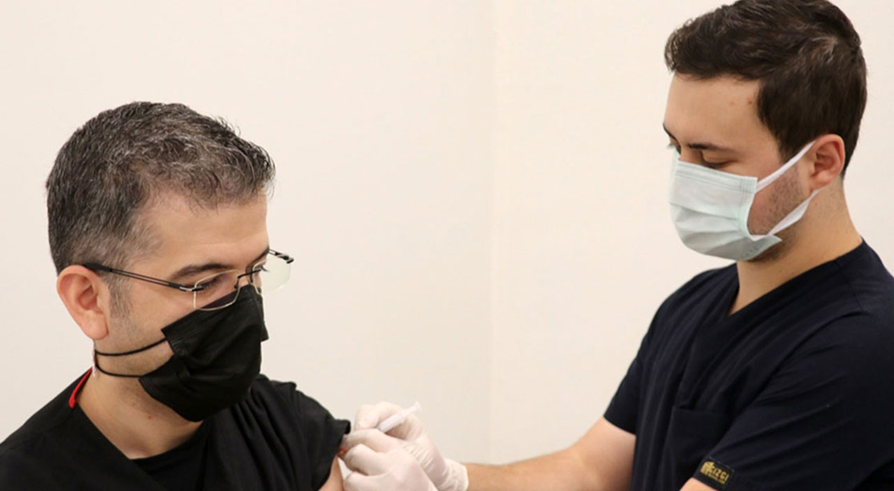 Yerli aşı TURKOVAC Manisa'da gönüllülere uygulanmaya başlandı