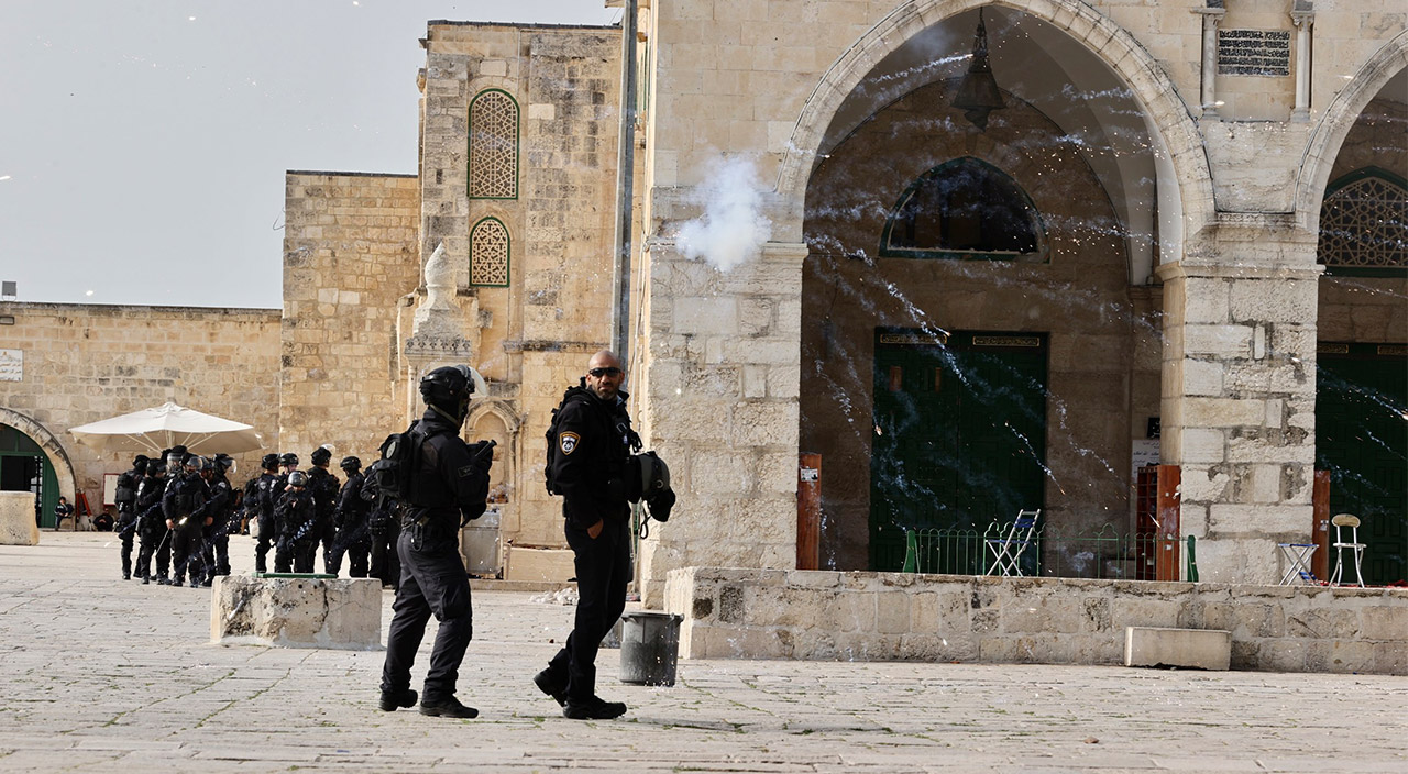 İşgalci İsrail'den Mescid'i Aksa'ya baskın! Sabah namazından sonra saldırdılar