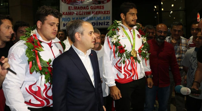 Dereceye giren milli güreşçiler Rio’dan yurda döndü
