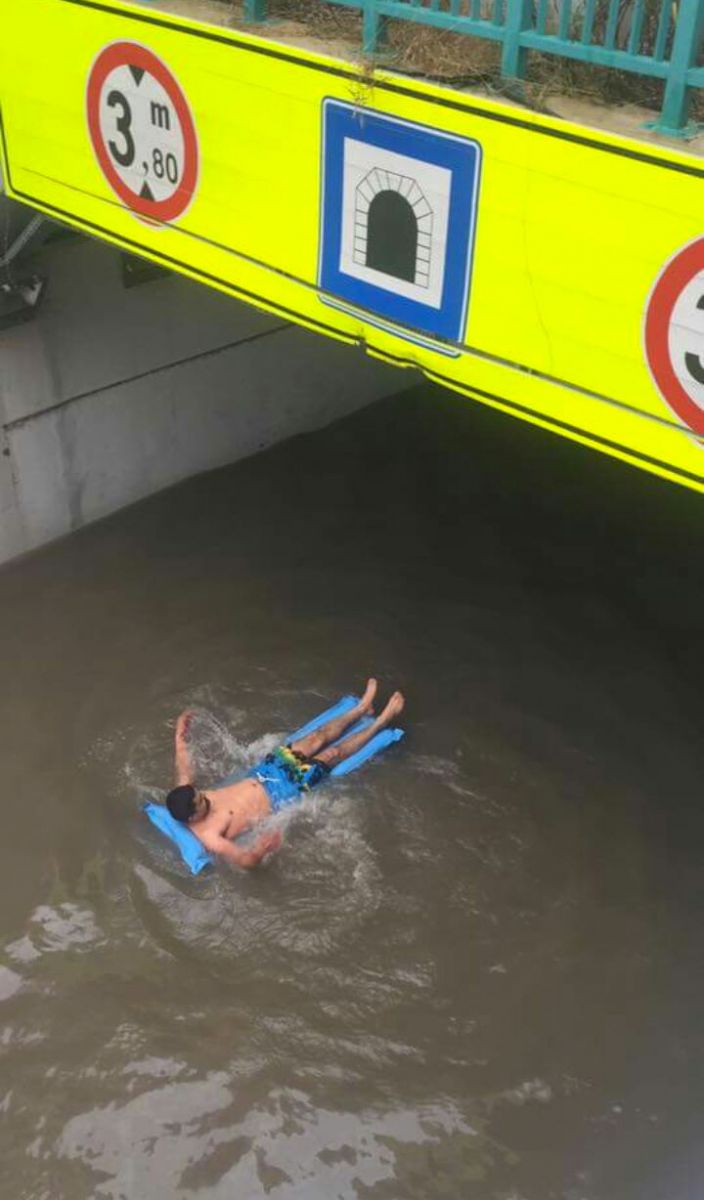 Sel sularının doldurduğu alt geçitte yüzen Mersinli