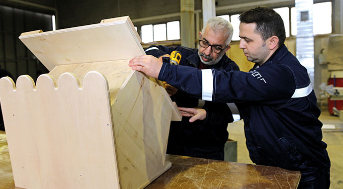 Sahne dekorundan patilere sıcak yuva