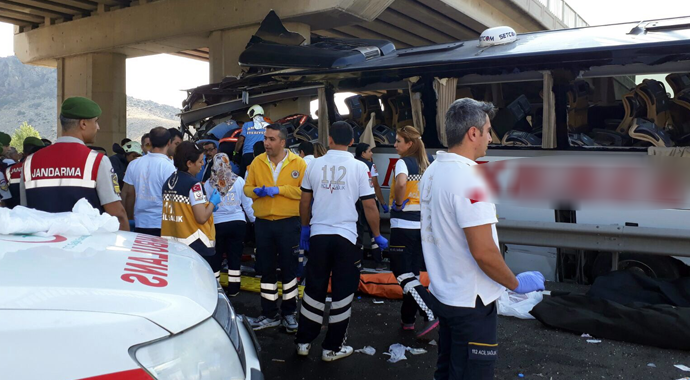 Otobüs köprü ayağına çarptı: Çok sayıda ölü ve yaralı var