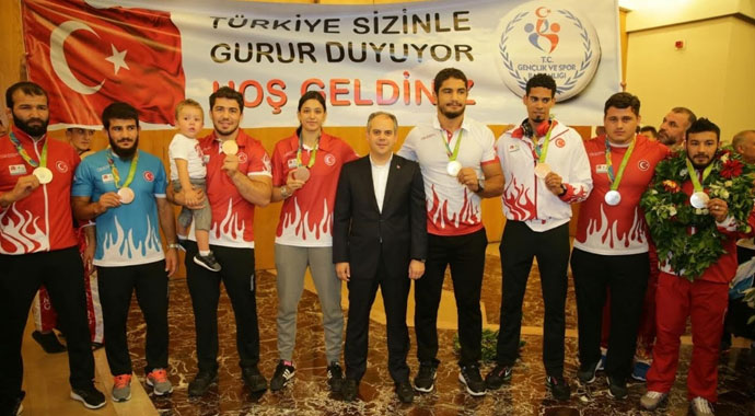 Dereceye giren milli güreşçiler Rio’dan yurda döndü