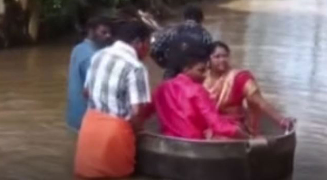 Hindistan'da sel felaketi düğüne engel olamadı