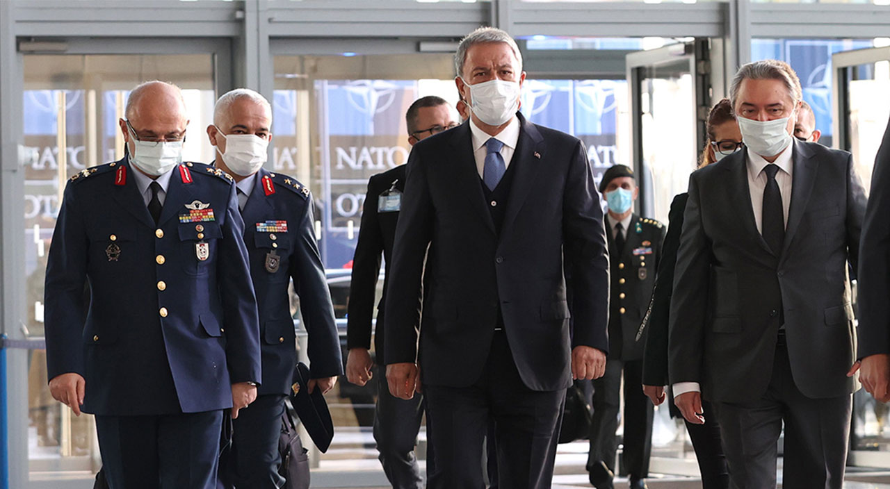 Bakan Akar NATO Karargahı'nda