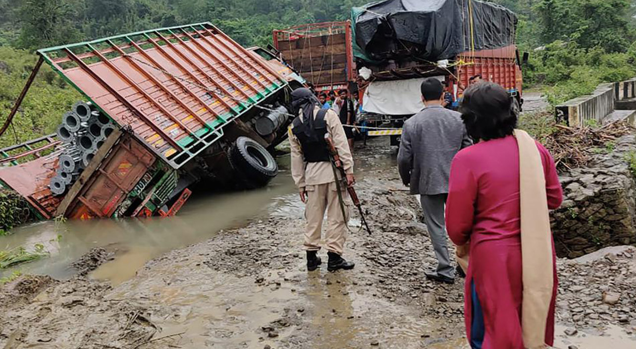 Hindistan ile Bangladeş'i sel, heyelan ve fırtına vurdu