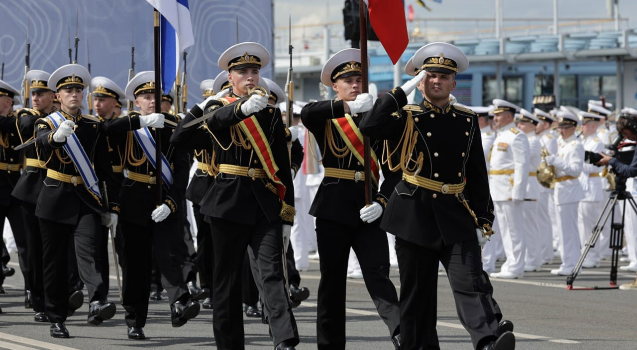 Putin Rus donanması geçit törenine katıldı