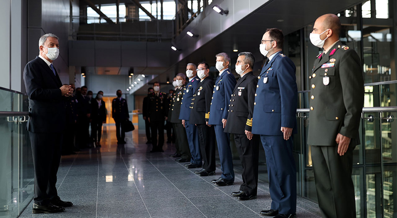 Bakan Akar NATO Karargahı'nda