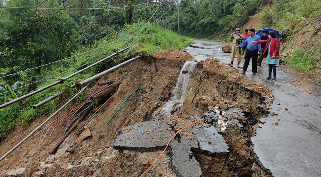 Hindistan ile Bangladeş'i sel, heyelan ve fırtına vurdu