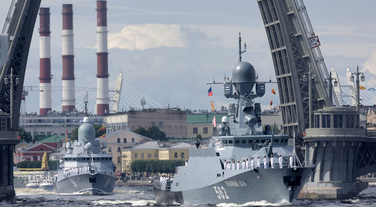 Putin Rus donanması geçit törenine katıldı