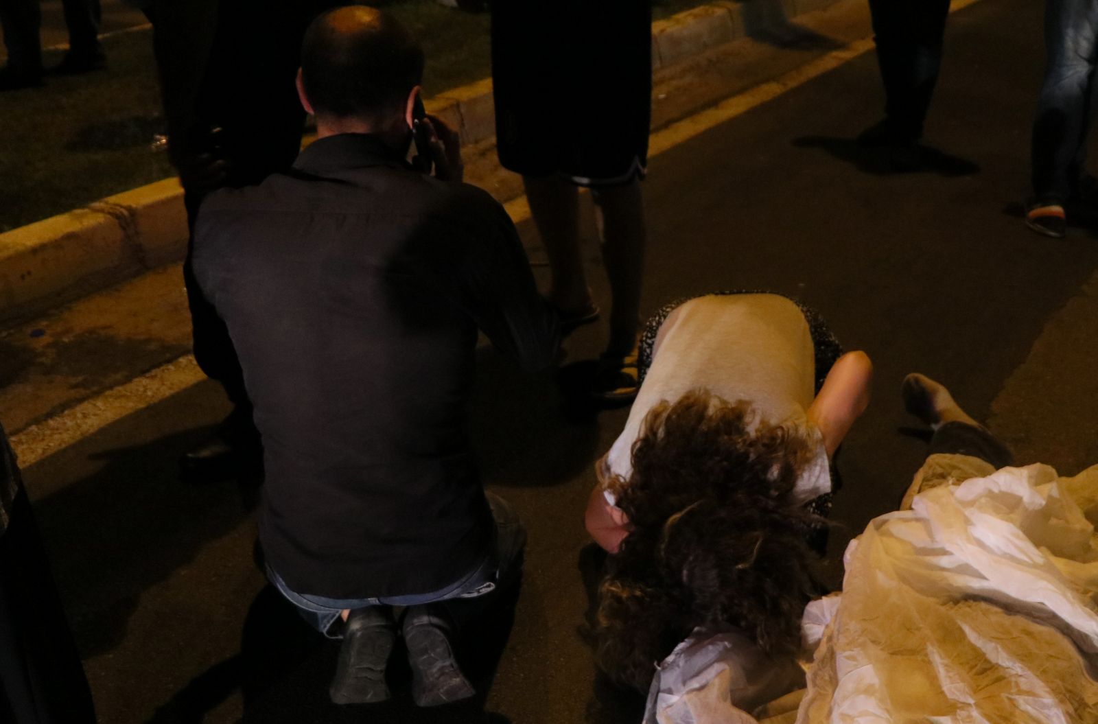 Trafik kazasında ölen babasının elini öpüp helallik istedi