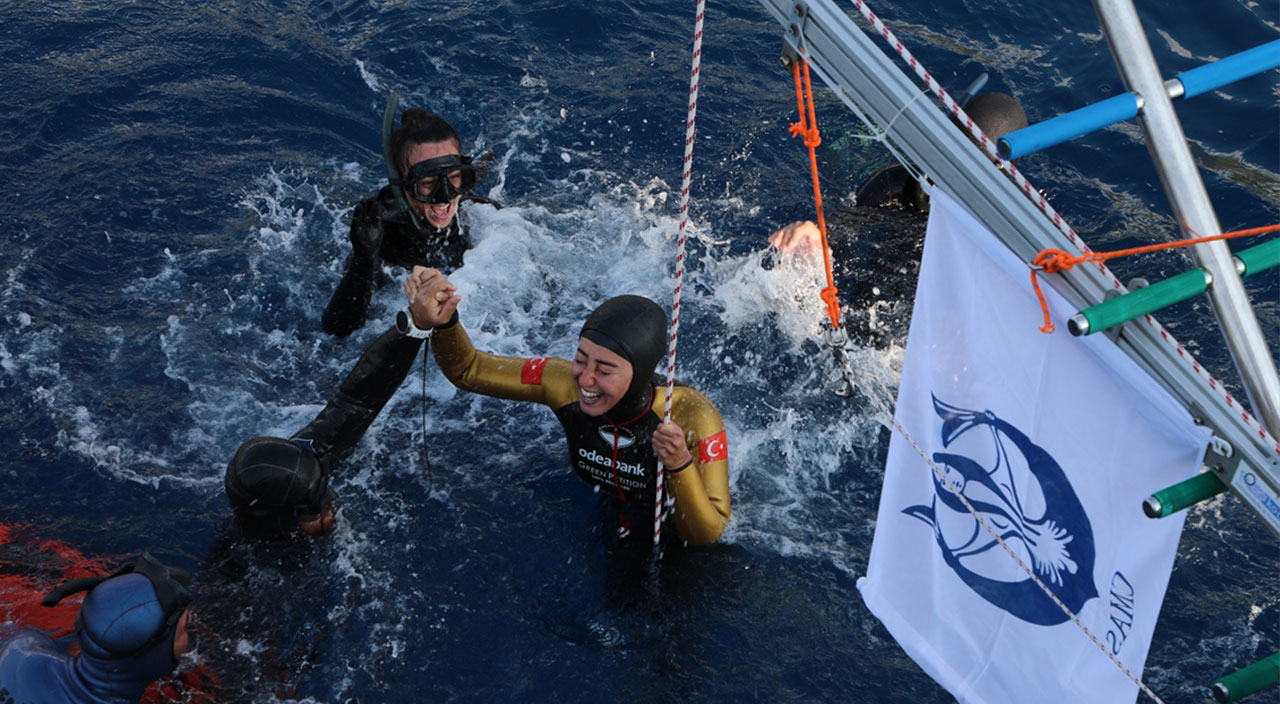Şahika Ercümen 100 metreye dalarak dünya rekoru kırdı