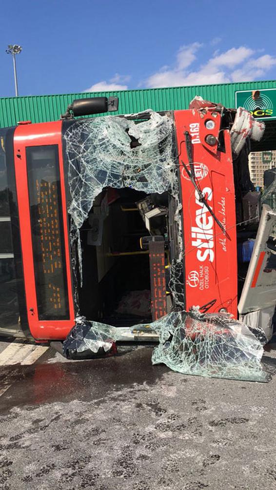 Bahçeşehir'de otobüs devrildi (Bahçeşehir otobüs kazası)
