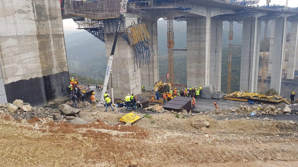 Otoyolda viyadük çalışmasında beton blok işçilerin üzerine düştü