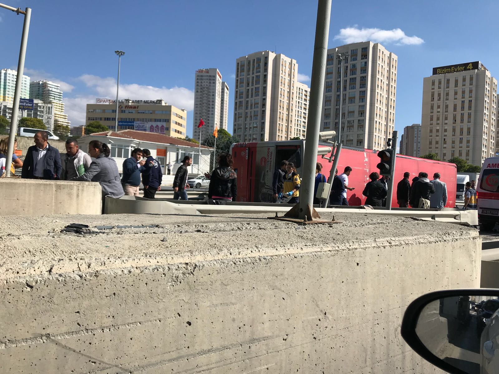 Bahçeşehir'de otobüs devrildi (Bahçeşehir otobüs kazası)