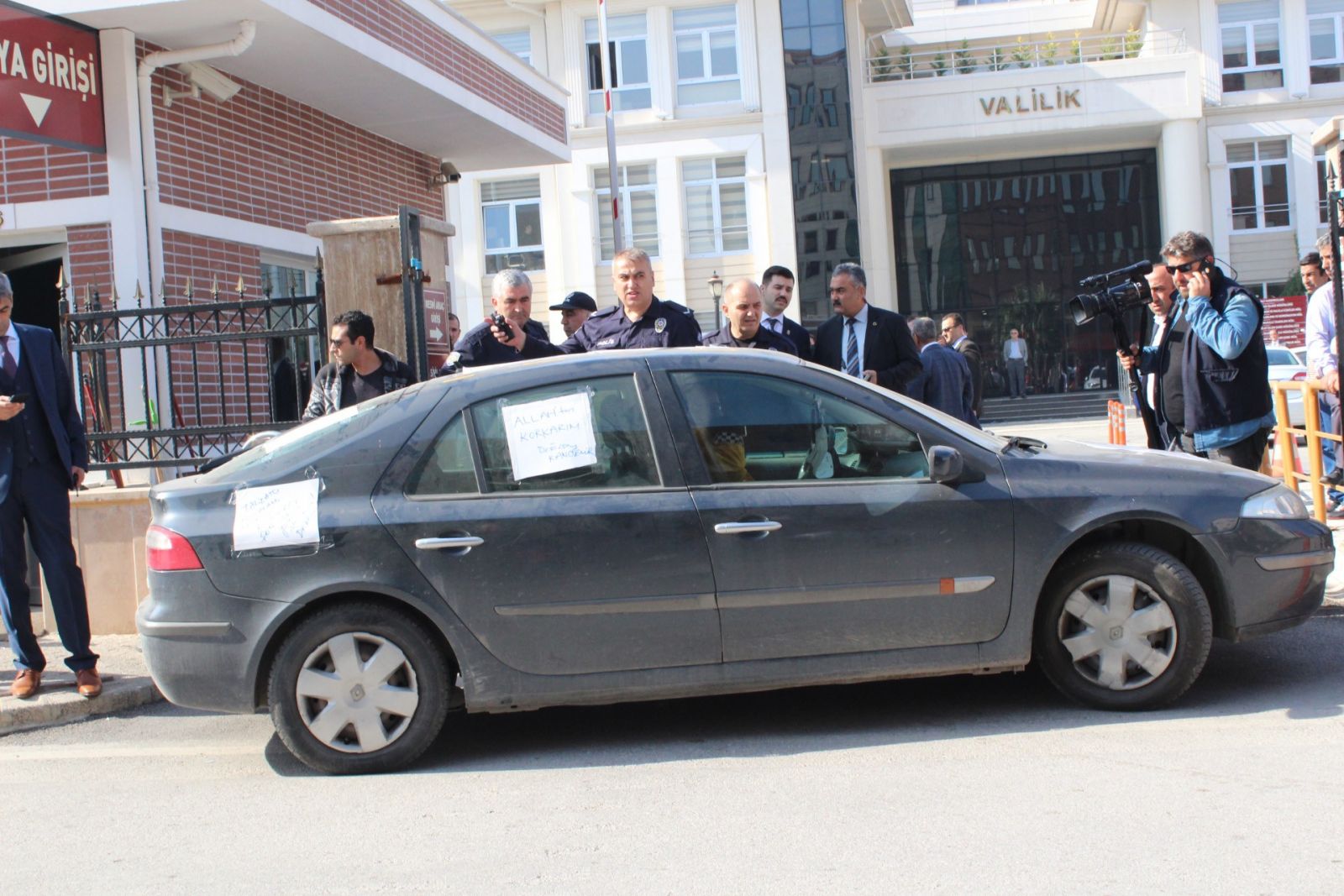 Kocaeli Valilik binası önünde kendini araca kilitledi