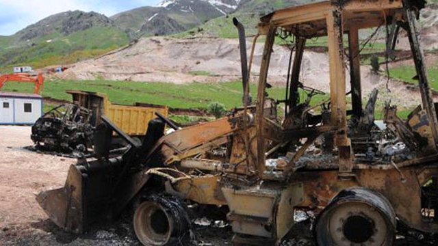 PKK'lılar şantiye basıp araçları ateşe verdi, 25 personel kayıp