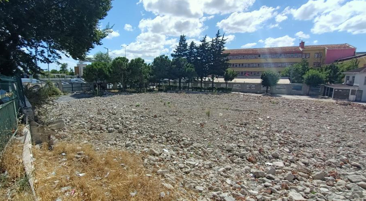 Bir günde yıktırılan cami 34 aydır yapılmayı bekliyor Bir günde yıktırılan cami 34 aydır yapılmayı bekliyor