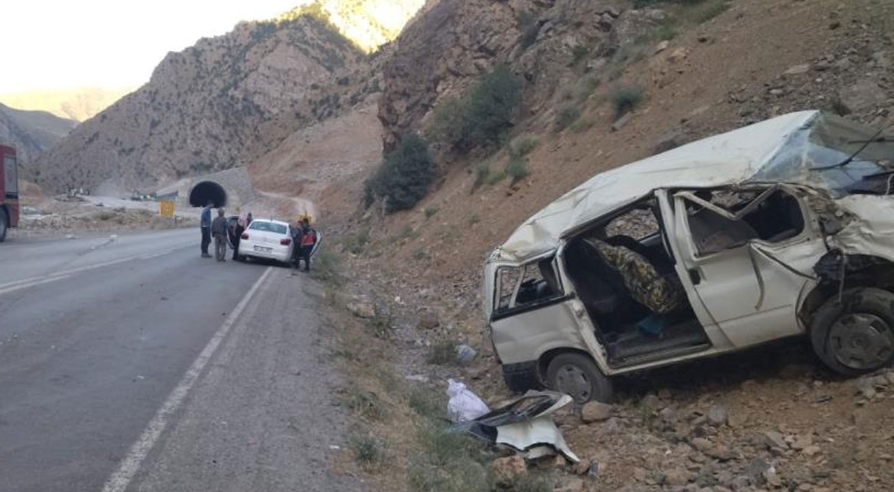 Van'da korkunç kaza! Minibüs takla attı: Ölü ve yaralılar var