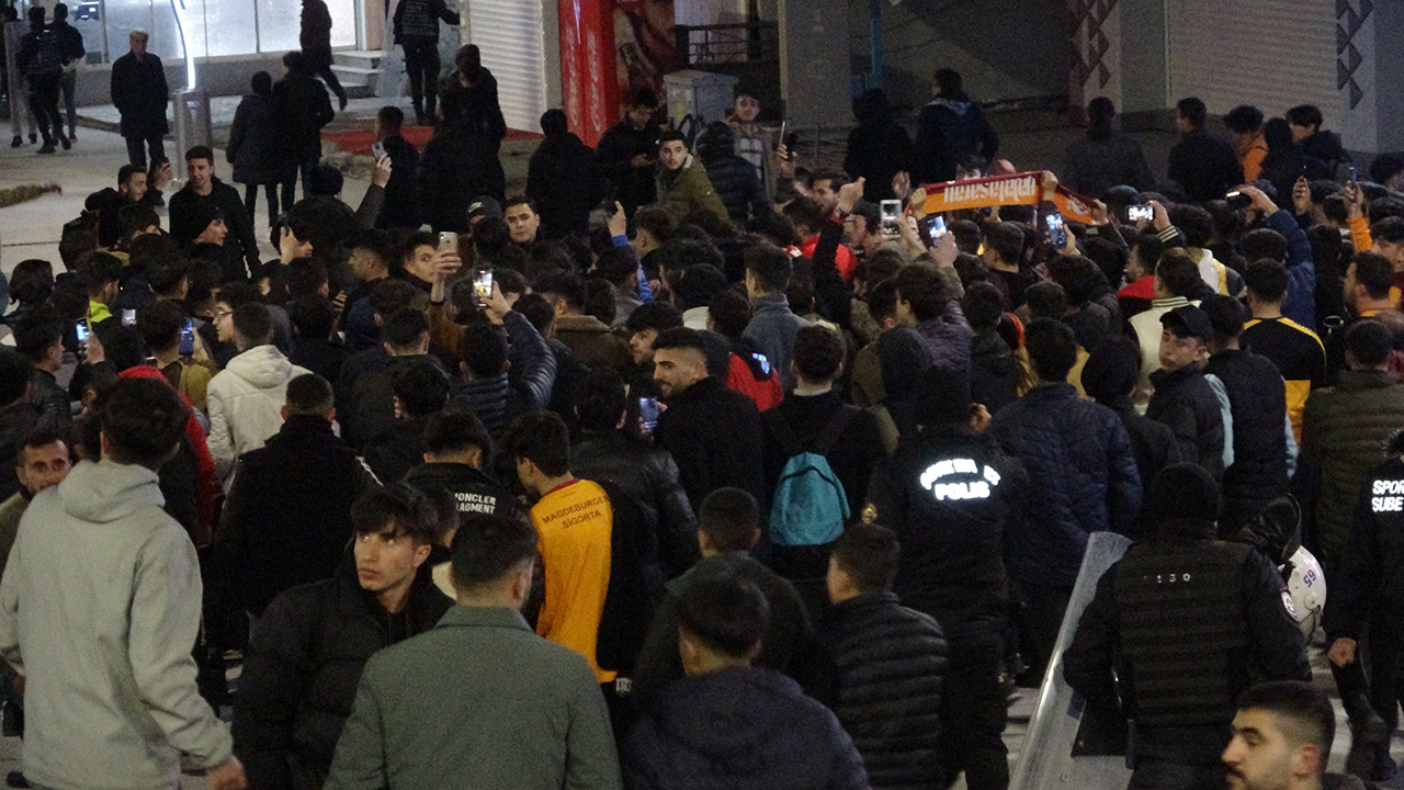 Derbi sonrası taraftarlar birbirine girdi