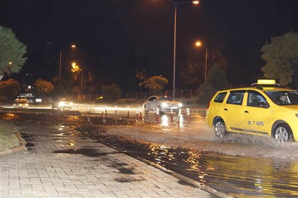 İzmir'de sağanak yağış hayatı felç etti