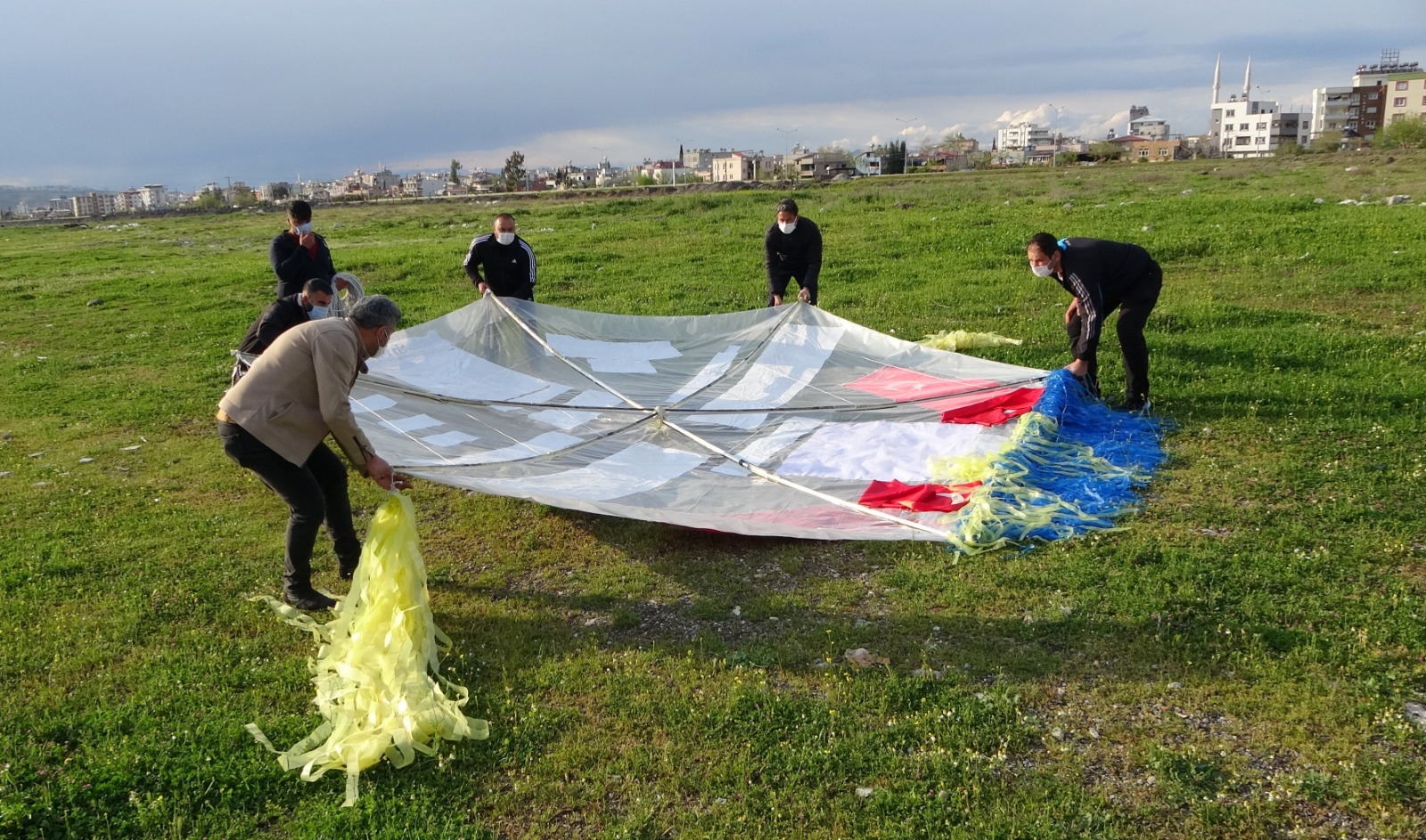 Osmaniye'de 36 metrekare büyüklüğündeki uçurtma rüzgar olmaması nedeniyle havalanamadı Osmaniye'de 36 metrekare büyüklüğündeki uçurtma rüzgar olmaması nedeniyle havalanamadı