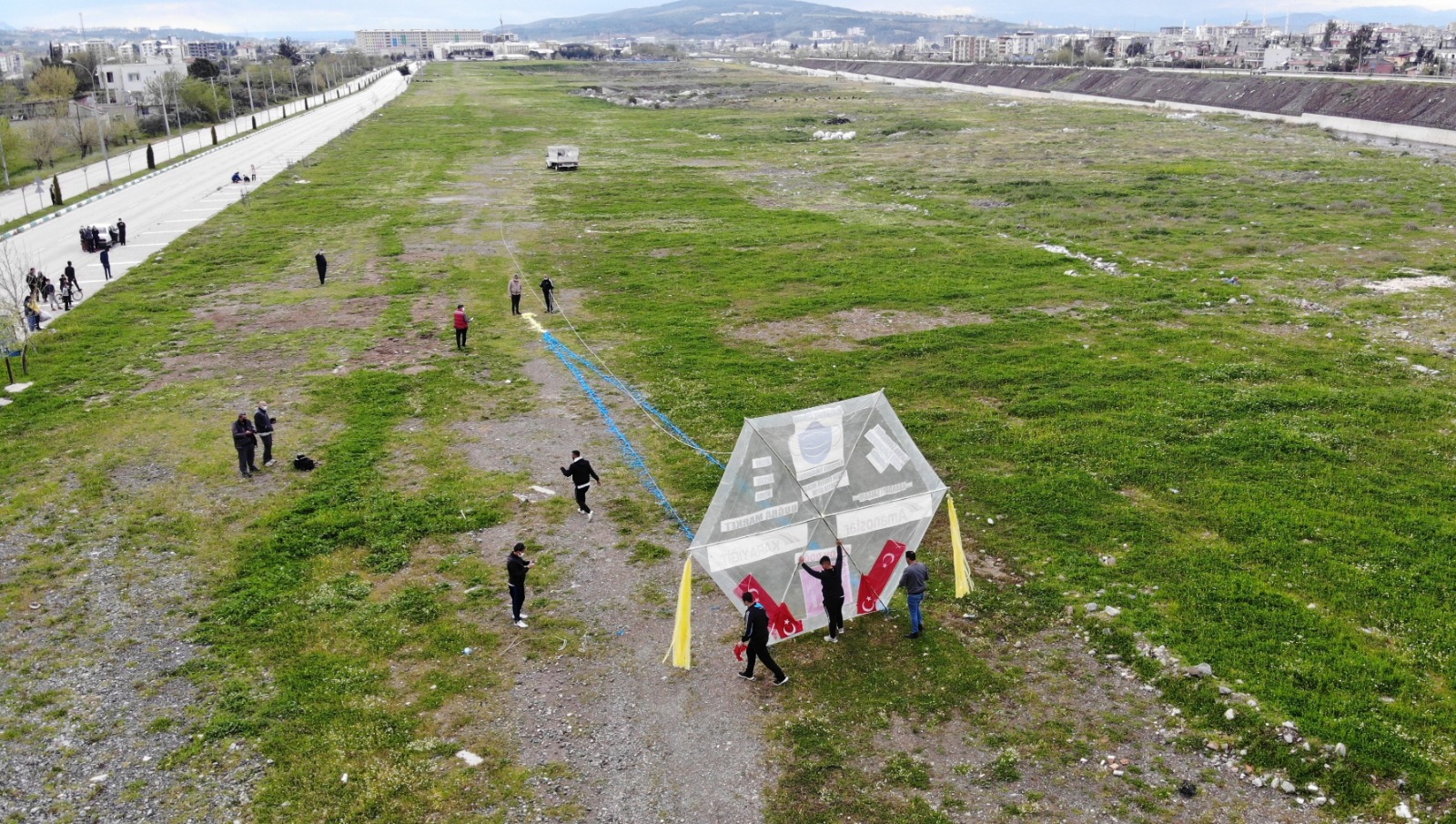 Osmaniye'de 36 metrekare büyüklüğündeki uçurtma rüzgar olmaması nedeniyle havalanamadı Osmaniye'de 36 metrekare büyüklüğündeki uçurtma rüzgar olmaması nedeniyle havalanamadı