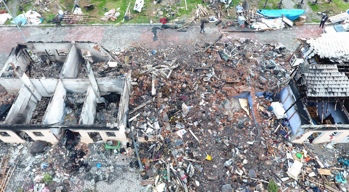 Ak Partili vekil yanan balıkçı barınağını inceledi