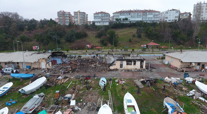 Ak Partili vekil yanan balıkçı barınağını inceledi Ak Partili vekil yanan balıkçı barınağını inceledi