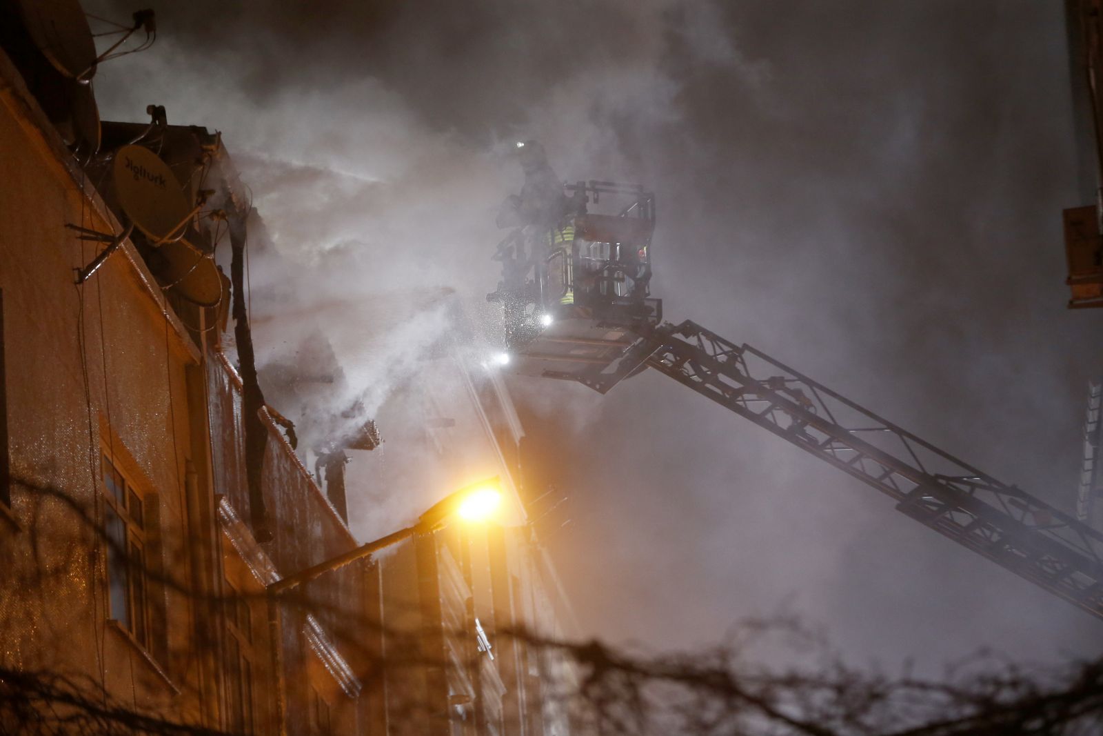 Bayrampaşa'da yangın: 4'ü çocuk, 7 kişi yaralandı