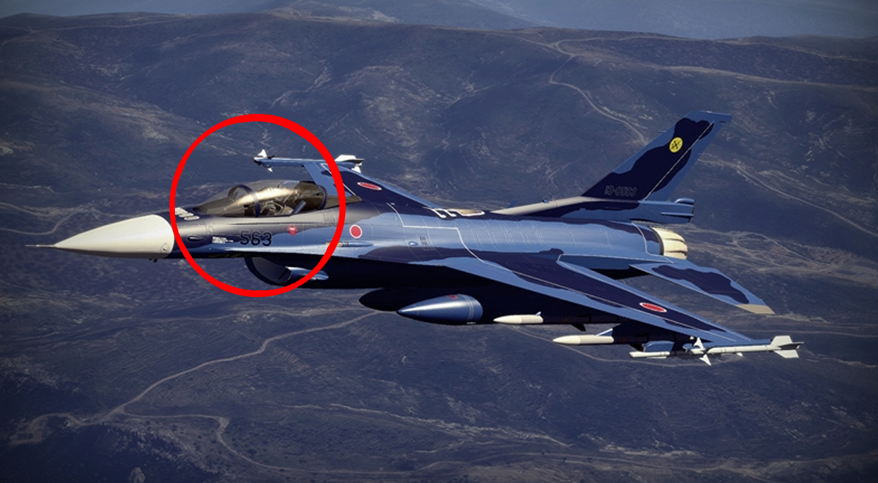 Japonya'da savaş jetinin uçusu sırasında cam kabini yerinden söküldü