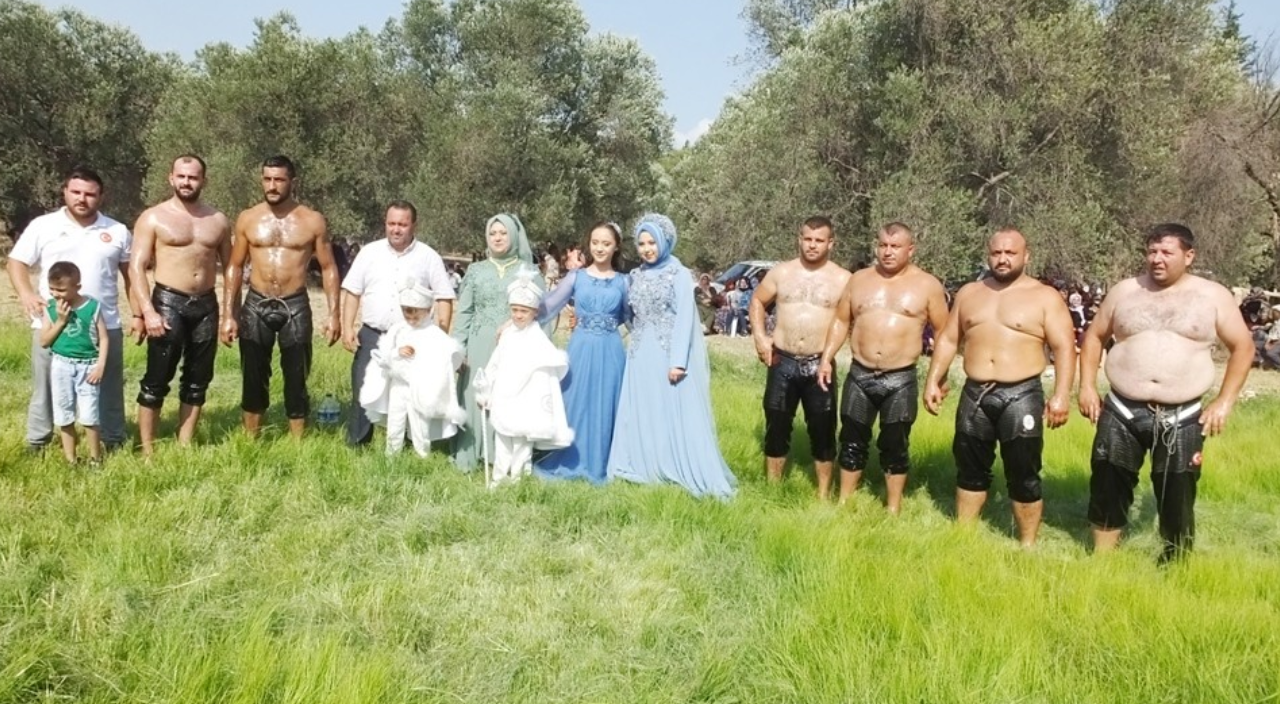 Oğullarının sünnet düğününde güreş müsabakası düzenledi