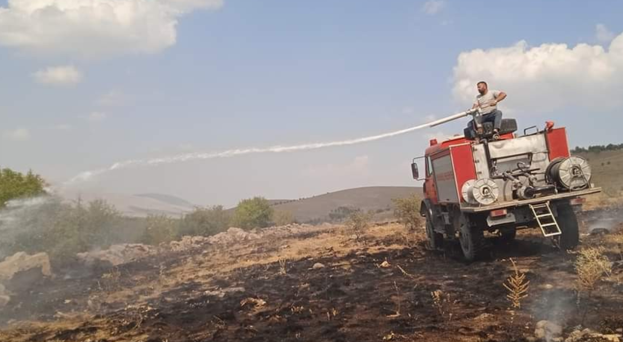 Çiftçileri korkutan yangın! Vişne bahçesine sıçramadan söndürüldü Çiftçileri korkutan yangın! Vişne bahçesine sıçramadan söndürüldü