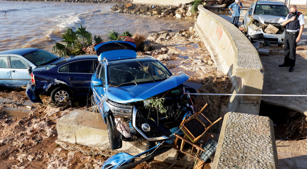 İspanya'da sel! Araçlar denize sürüklendi 5 bin ev elektriksiz kaldı