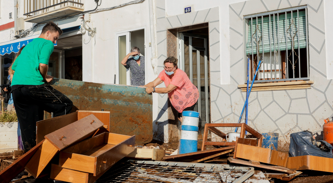 İspanya'da sel! Araçlar denize sürüklendi 5 bin ev elektriksiz kaldı