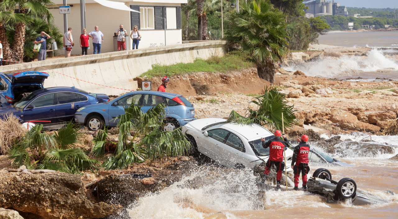 İspanya'da sel! Araçlar denize sürüklendi 5 bin ev elektriksiz kaldı