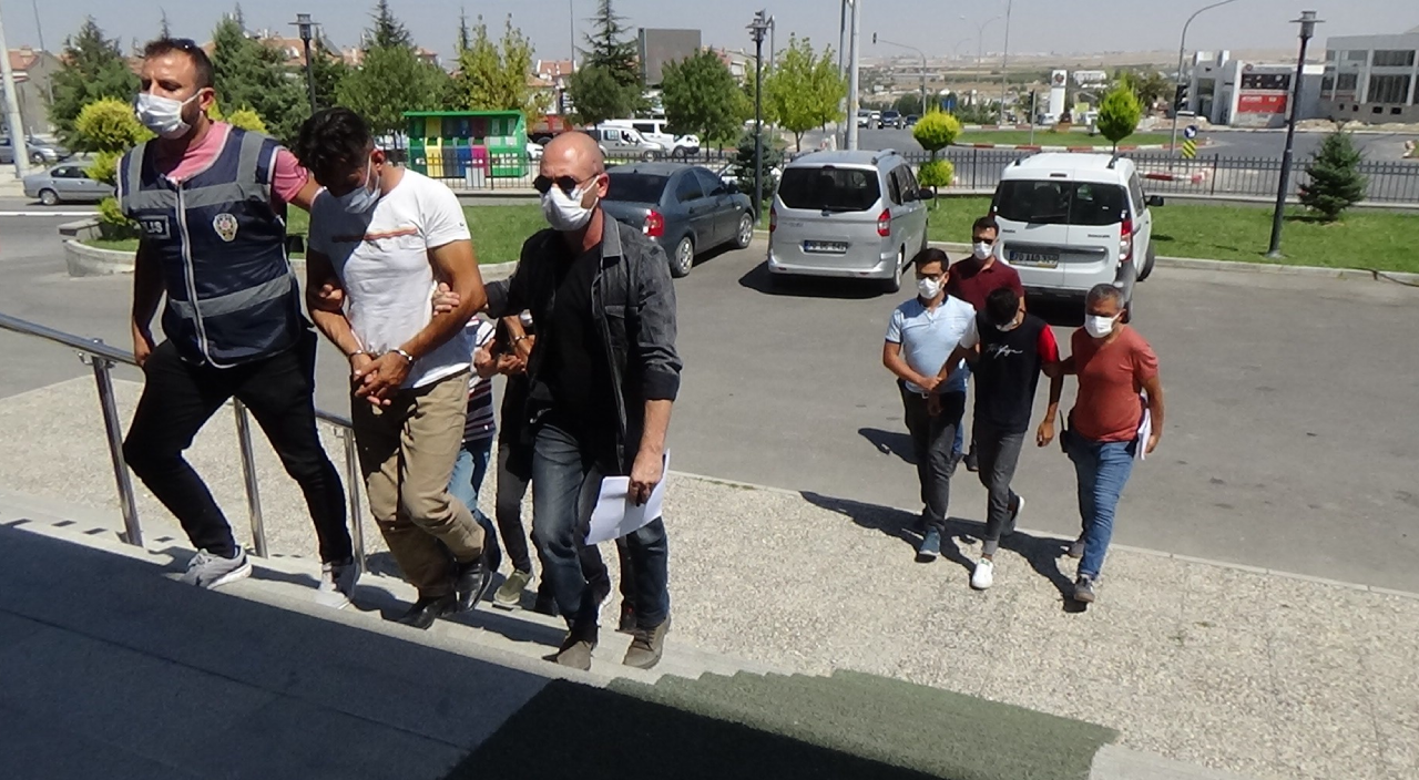 8 farklı suçtan aranan şüpheliler suçüstü yakalandı! 8 farklı suçtan aranan şüpheliler suçüstü yakalandı!