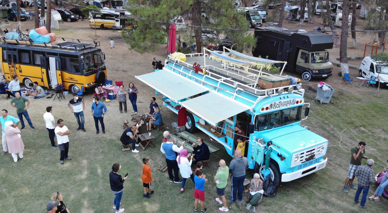Karavanını iş yerine çevirdi! Hem geziyor hem de para kazanıyor Karavanını iş yerine çevirdi! Hem geziyor hem de para kazanıyor