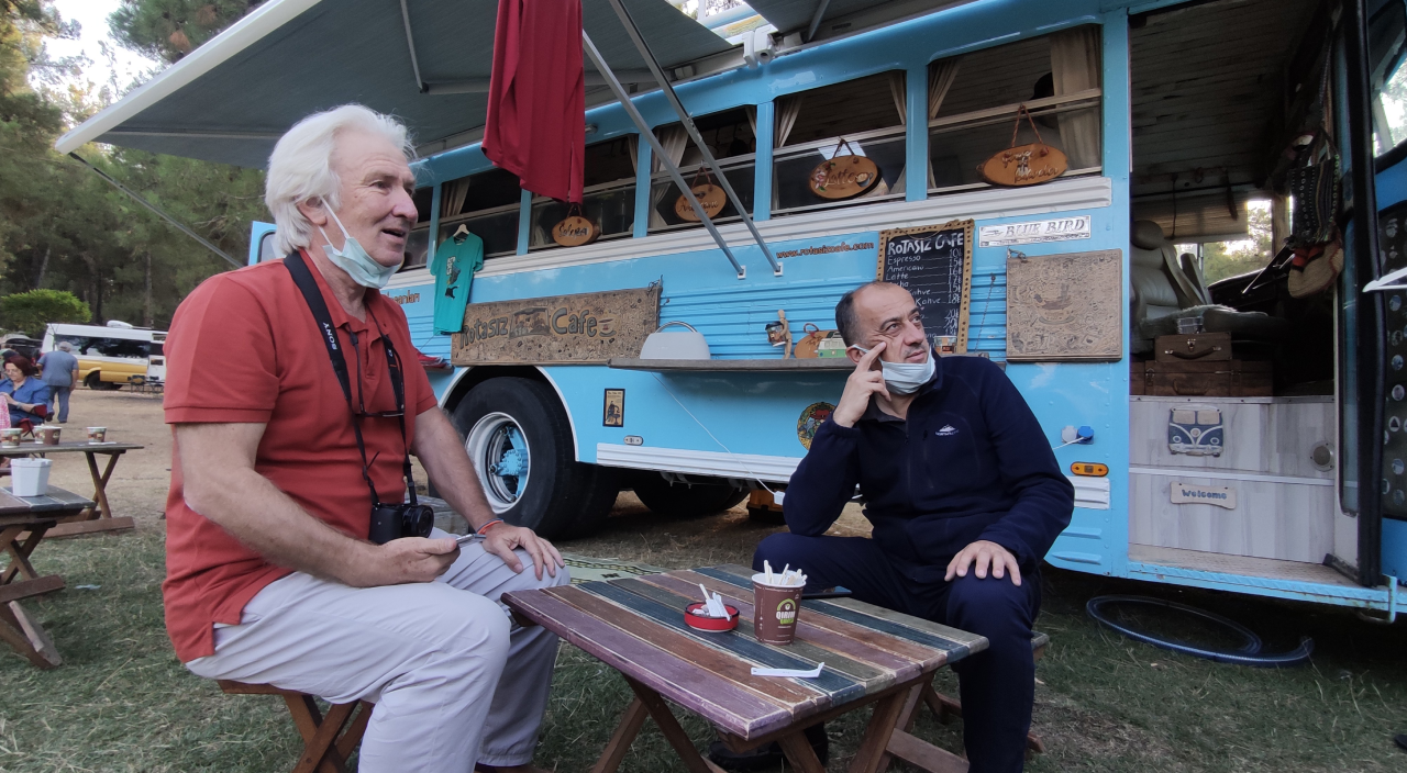 Karavanını iş yerine çevirdi! Hem geziyor hem de para kazanıyor Karavanını iş yerine çevirdi! Hem geziyor hem de para kazanıyor