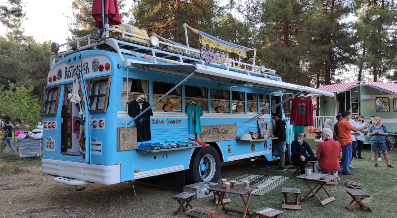 Karavanını iş yerine çevirdi! Hem geziyor hem de para kazanıyor Karavanını iş yerine çevirdi! Hem geziyor hem de para kazanıyor