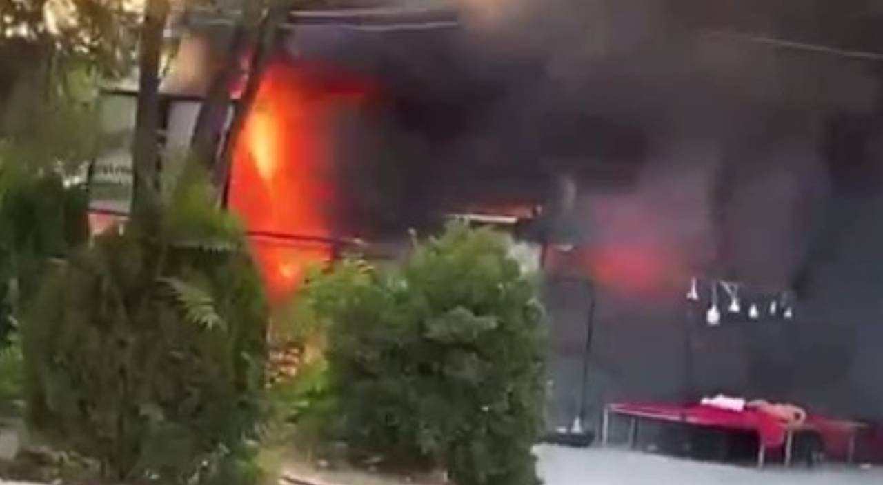 Pazar yerinde çıkan yangında 9 iş yeri kül oldu Pazar yerinde çıkan yangında 9 iş yeri kül oldu